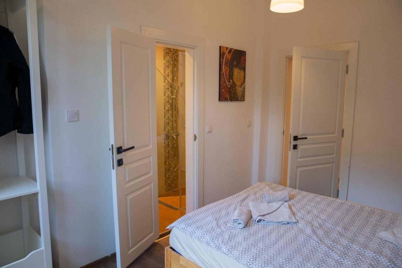 Central Sofia 3-Bedroom Apartment - Urban Art Gallery - Free Parking! Exterior photo